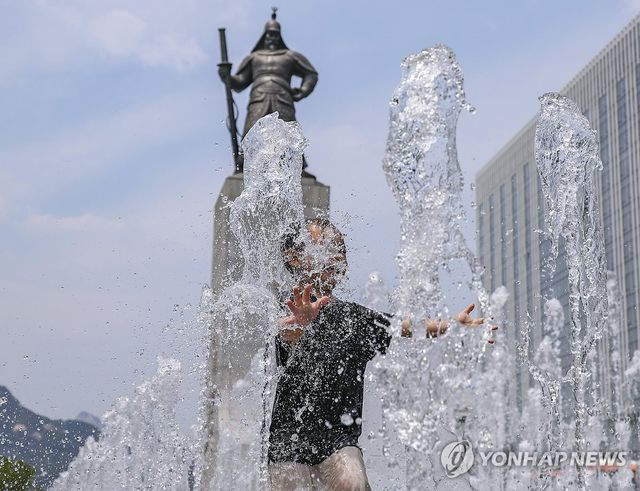 불볕 더위 속 도심 분수대에서 피서 삼매경
