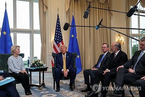 미-EU 협상 타결 발표 자리에 참석한 하워드 러트닉 미 상무장관(오른쪽에서 2번째)