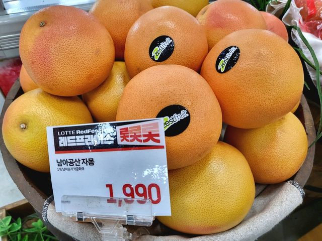 대형마트에서 진열된 남아공산 자몽