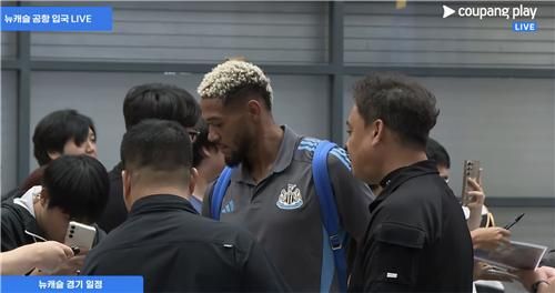 팬들에게 사인 해주는 조엘린통