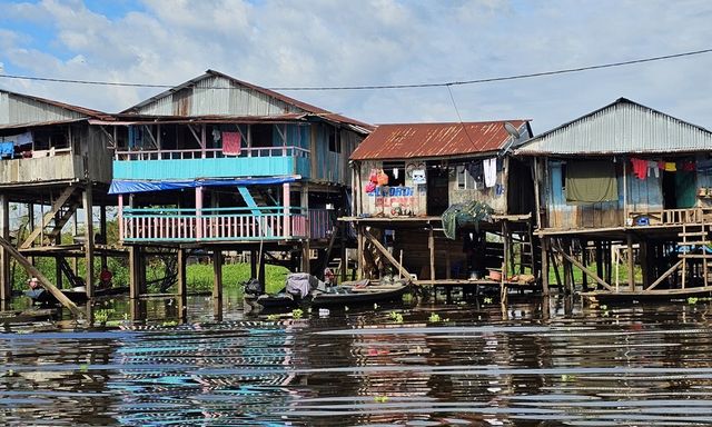 페루 이키토시의 무허가 수상가옥촌