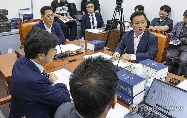 '노란봉투법' 심사 시작 전 발언하는 국민의힘 김형동 의원