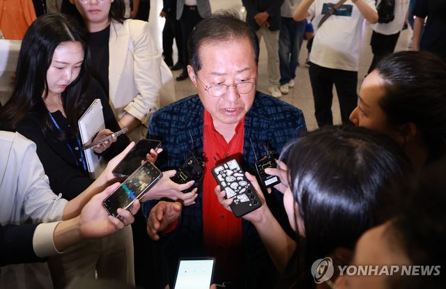 인터뷰하는 홍준표 전 대구시장