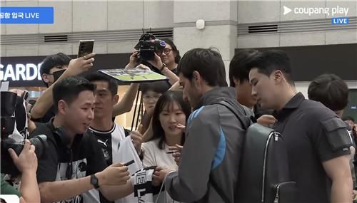 팬들에게 사인 해주는 토날리