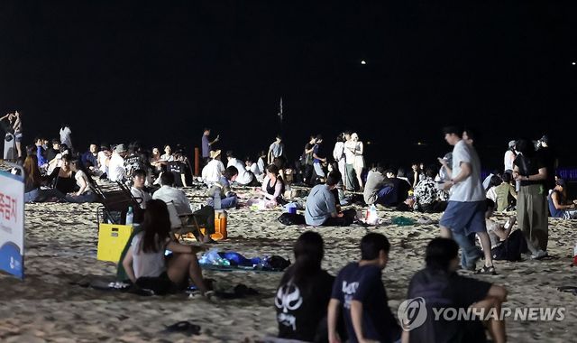 밤에도 피서객 북적…강릉 경포해수욕장