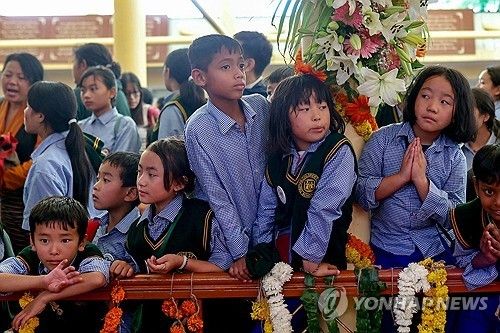 달라이 라마 90세 생일 축하하는 티베트 어린이들