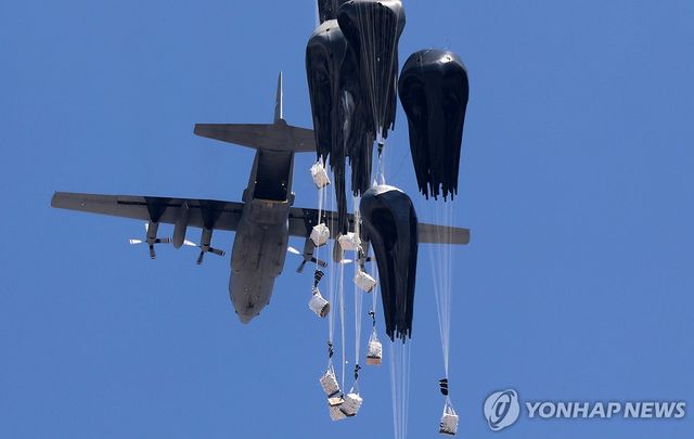 27일(현지시간) 가자지구 북부에 구호품이 공중 투하되는 모습.[UPI=연합뉴스. 재판매 및 DB 금지]