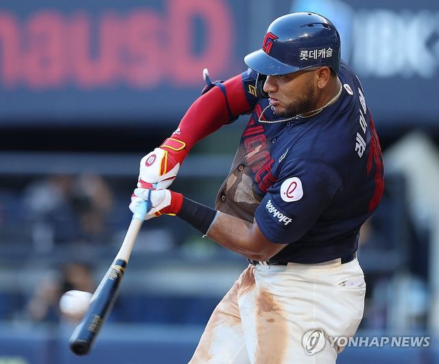 레이예스 '딱 맞긴 맞았는데…'