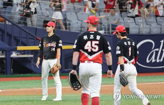 KIA 선수들의 경기 모습. 