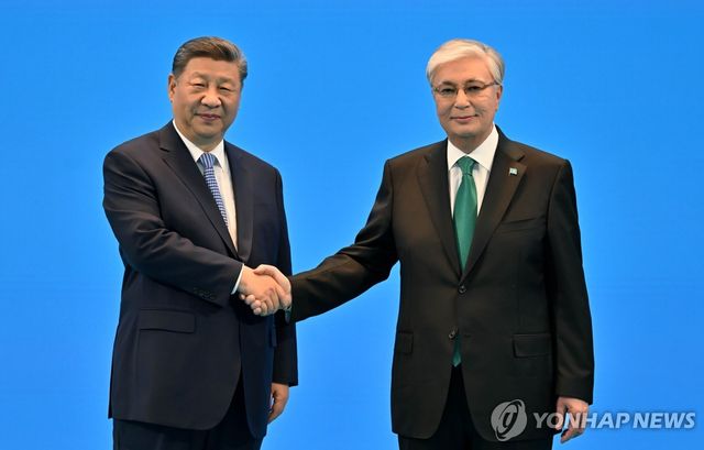 시진핑 중국 국가주석(왼쪽)과 카심-조마르트 토카예프 카자흐스탄 대통령