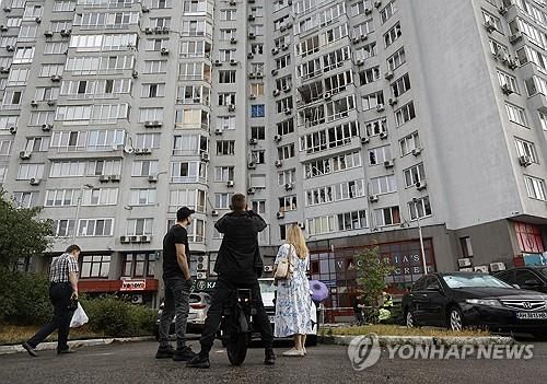 28일(현지시간) 러시아군 드론 공격받은 우크라이나 수도 키이우의 아파트 건물