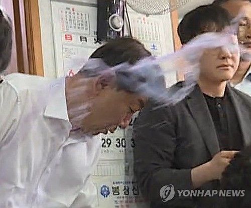 통합 반대 군민에게 '물벼락' 맞는 우범기 전주시장