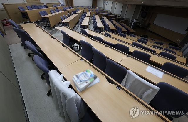 서울 시내 한 의과대학 강의실에 가운이 걸려 있다.