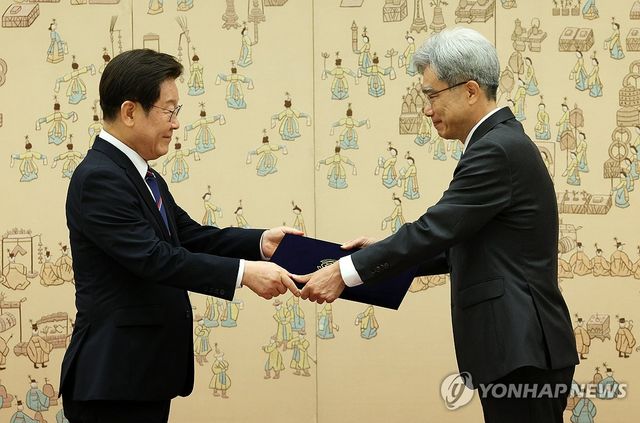 이재명 대통령, 김상환 헌재소장 임명장 수여