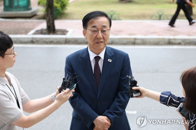 취재진 질문에 답하는 김윤덕 국토부 장관 후보자