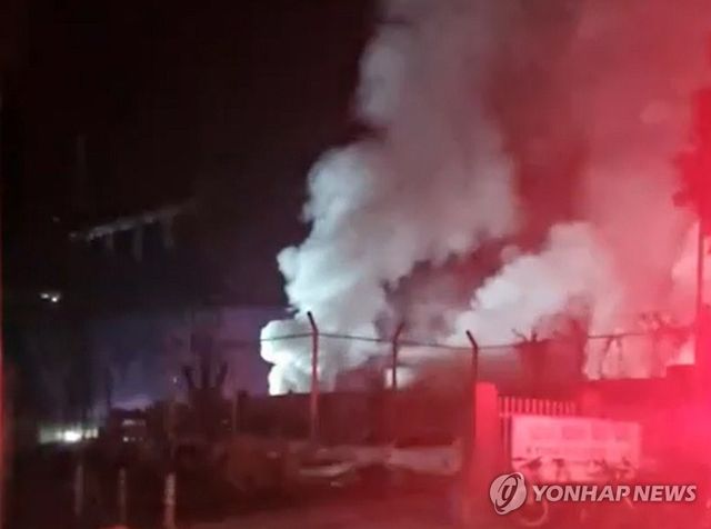 전남서 조선소 변전소 화재…치솟는 연기