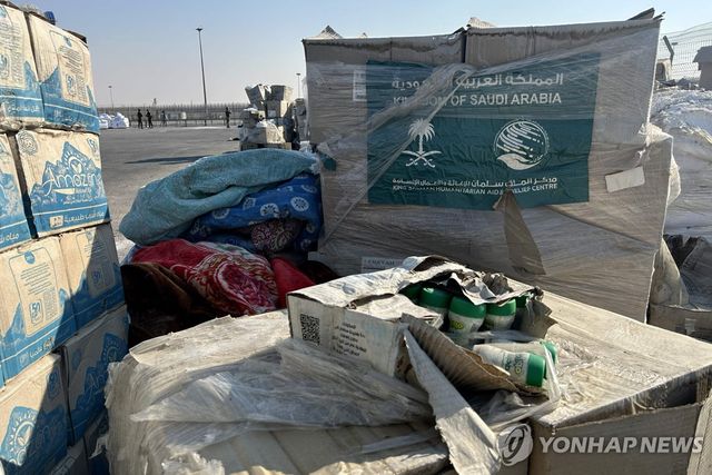 가자지구 향하는 구호품들