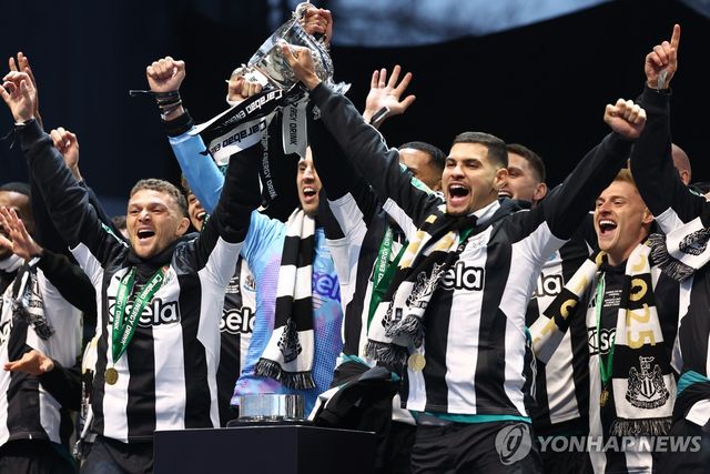 카라바오컵 들어 올리는 뉴캐슬 선수들