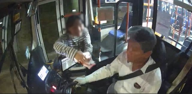 정씨에게 감사 인사를 건네는 승객