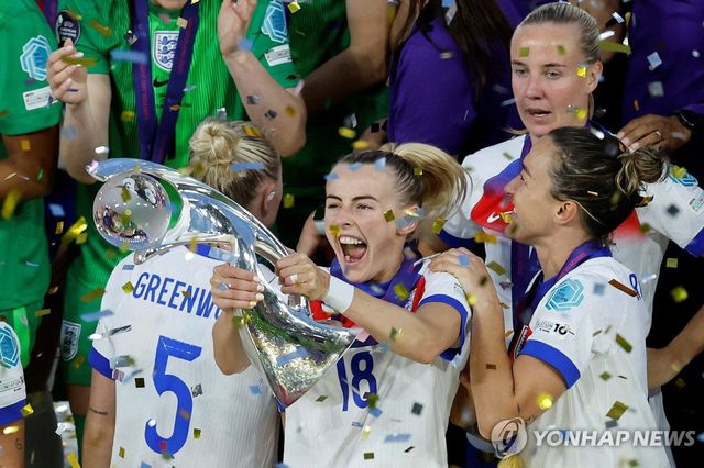 우승컵 들어 올린 해결사 켈리