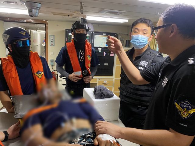 해경 함정에서 응급조치 받는 외국인 선원