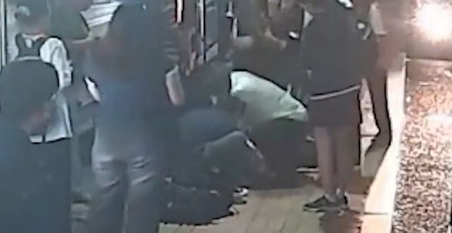 심폐소생술을 하고 있는 시내버스 171번 기사 정영준씨