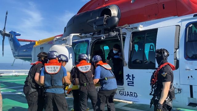 해경 헬기에 탑승하는 외국인 선원