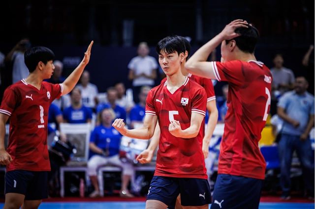 득점 후 기뻐하는 한국 U-19 남자배구 대표팀 선수들