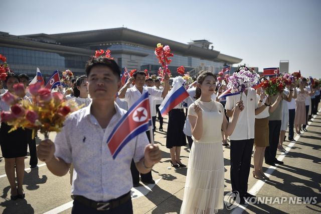 모스크바-평양 직항기 도착 환영하는 북한인들