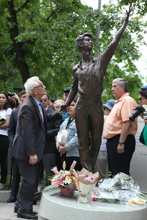 알마티 시내 데니스 텐 동상