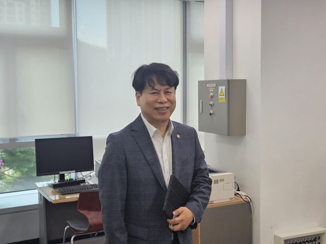 기자단과 인사하는 박인규 과학기술혁신본부장