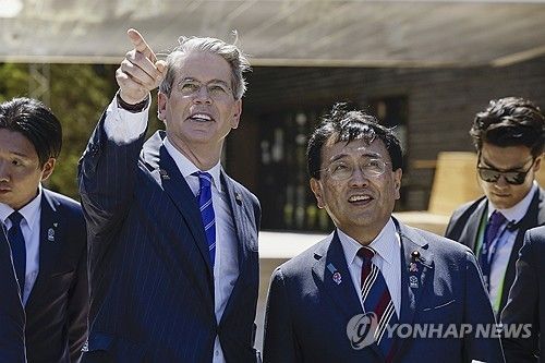 스콧 베선트 미국 재무장관과 아카자와 료세이 일본 경제재생상