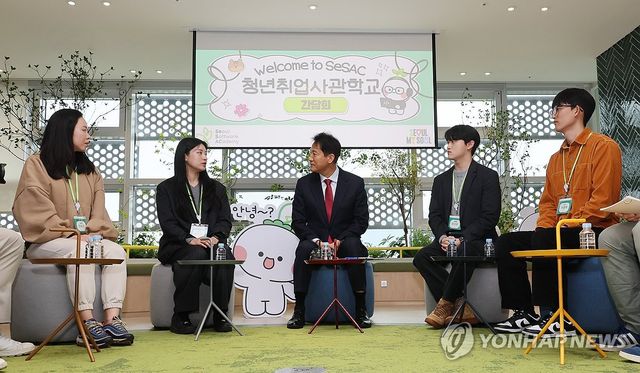 청년취업사관학교 교육생 발언 경청하는 오세훈 서울시장