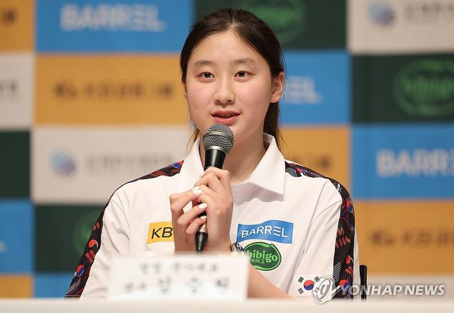 인터뷰하는 김승원