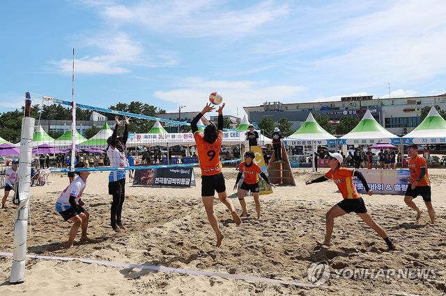 동해 망상해변에서의 시원한 '스파이크'