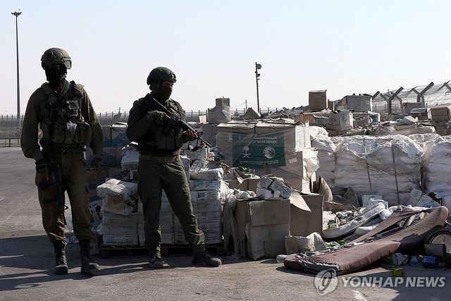 가자지구 향하는 구호품 지키는 이스라엘 군