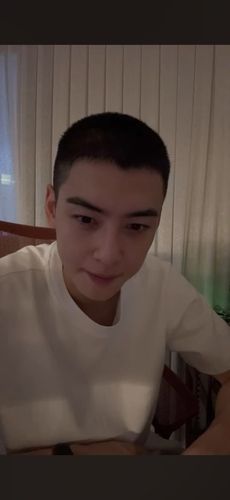 라이브 방송 진행한 차은우