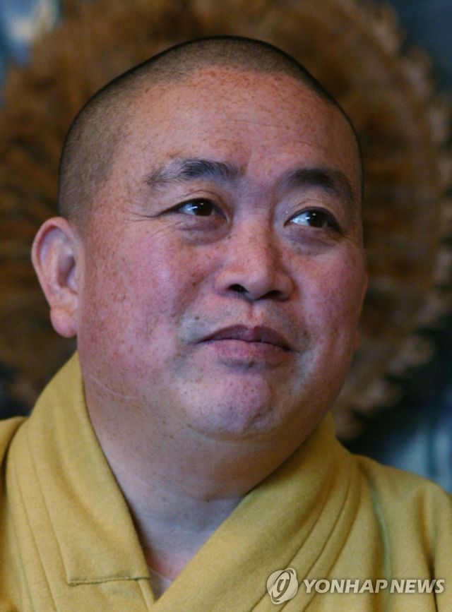 부패 혐의로 조사받는 소림사 주지 스융신