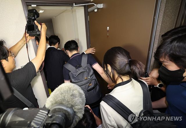 이준석 대표 자택 들어서는 김건희 특검