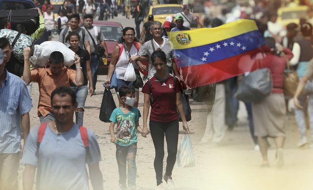 베네수엘라에서 탈출해 인근 국가로 향하는 난민들 