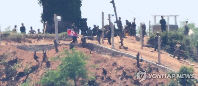 진지 구축 공사 한창인 북한군