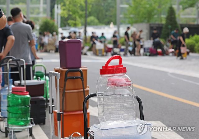 물 받기 위해 줄 선 주민