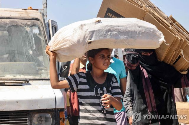 가자지구서 구호품 받은 주민들