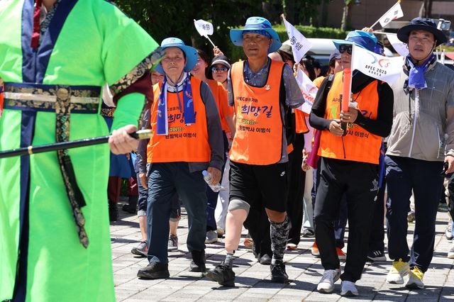 22일간 400㎞ 걸은 이범식씨(가운데)