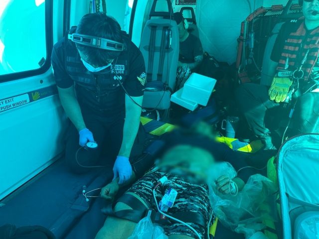 헬기 이송 중 응급처치받는 외국인 선원