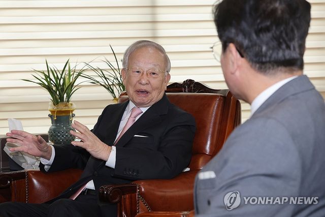 김영훈 노동부 장관과 대화하는 손경식 경총 회장