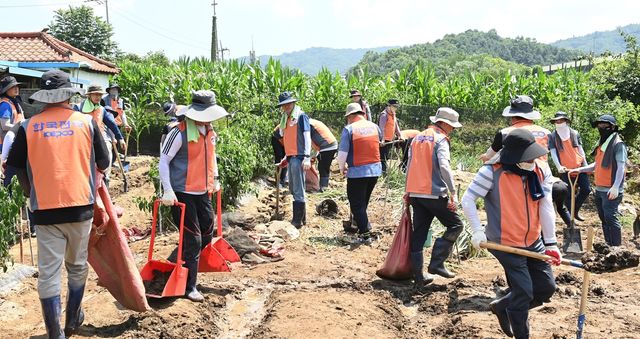 집중호우 피해 지역 복구 위해 자원봉사하는 한전 임직원들