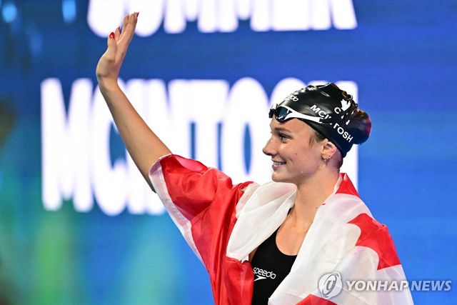 우승을 차지하고 캐나다 국기를 두른 서머 매킨토시