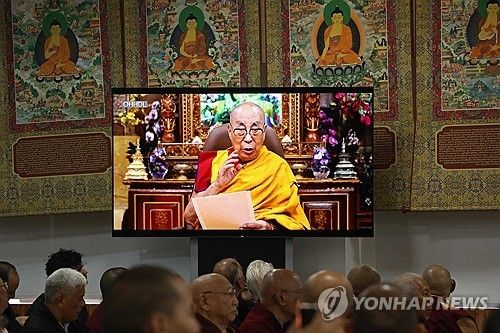 연설하는 달라이 라마