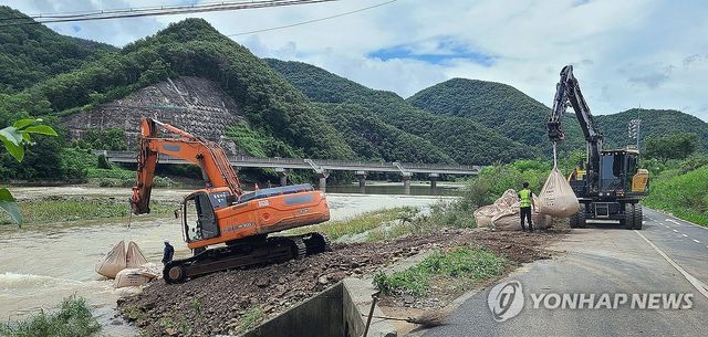 파손된 상수도 관로 복구 작업